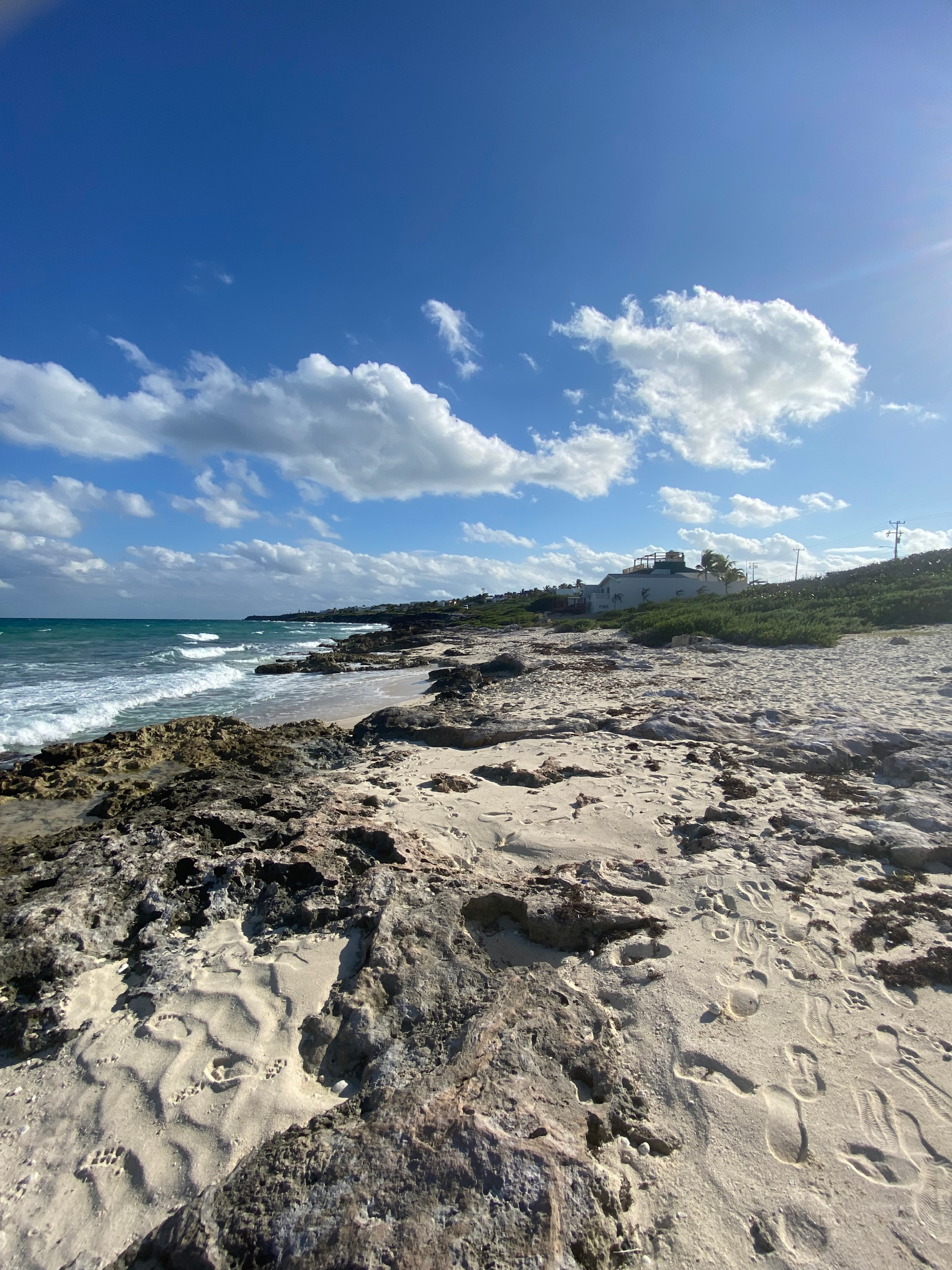 Scène de vie authentique à Cancún, plage ou marché tranquille
