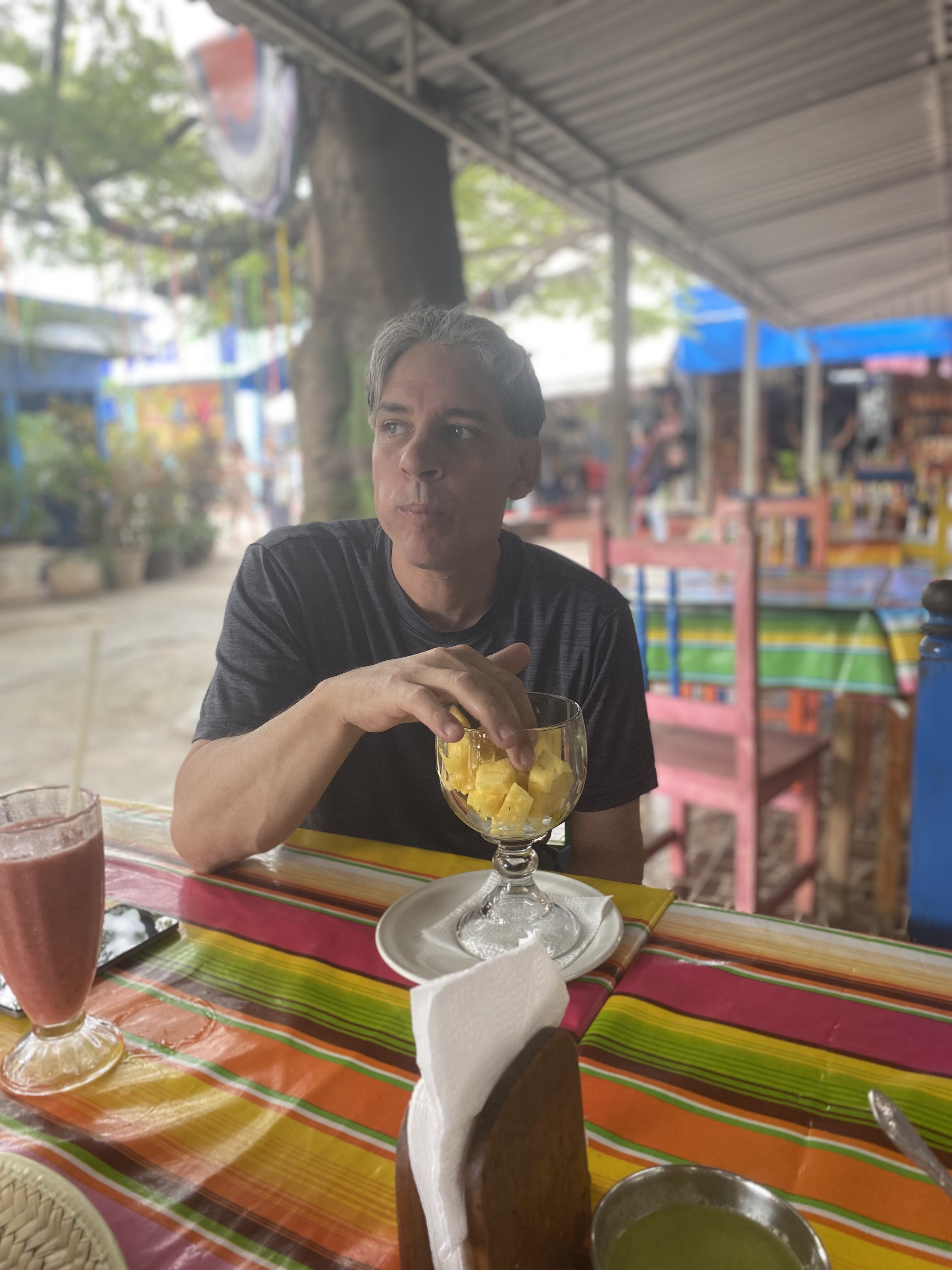 Patricio dans une rue locale de Cancún, détendu et souriant